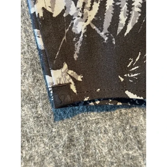 Lululemon Mens Short Sleeve Button‎ Down Shirt Black White Tropical Fern Print L - Picture 4 of 5